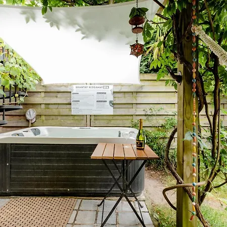 منزل للإقامة Garden Jacuzzi & Dry Sauna In Vintage Oasis With Bikes *